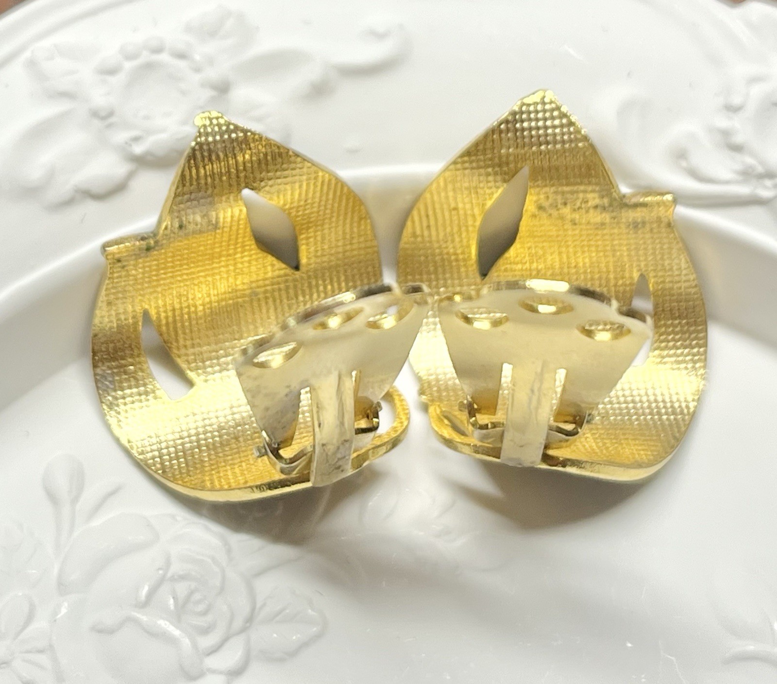 Vintage cloisonné enamel clip-ons black floral rose gold tone half hoop earrings
