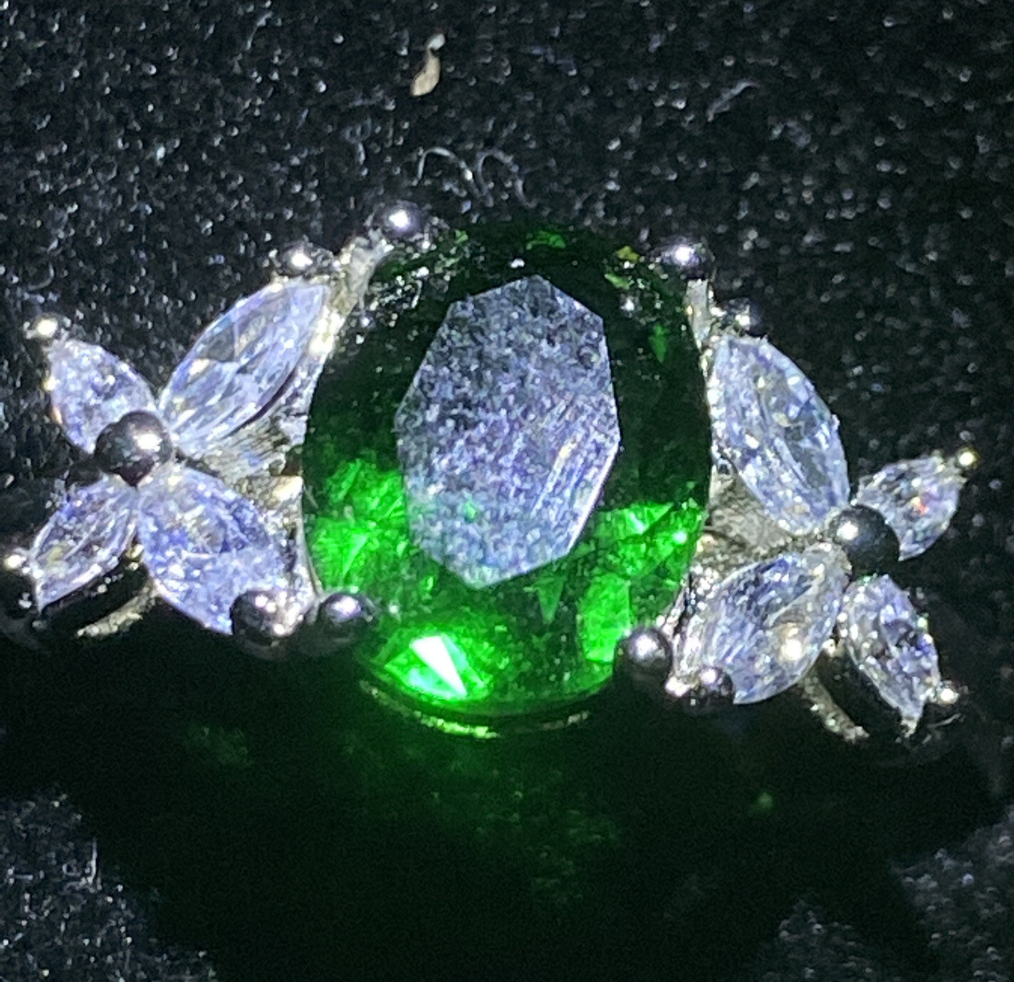 SILVER Filled Pretty Oval Solitaire + Ring+ Accents.GREEN GEM. N1/2. 54. 7