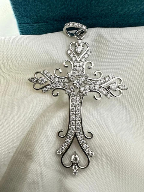 2CT Round Moissanite Cross Women’s Pendant in 925 Sterling Silver with 18″ chain