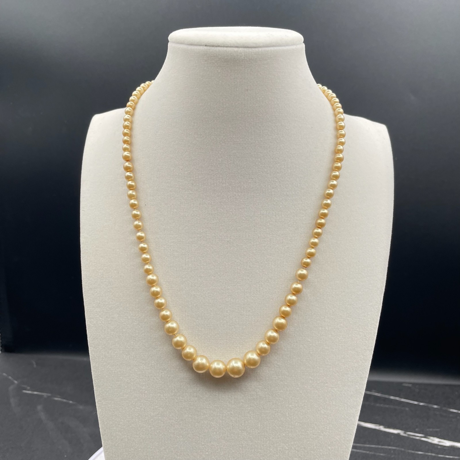 Vintage Cream Classic Fashion Graduated Pearl Beaded Push Lock Necklace