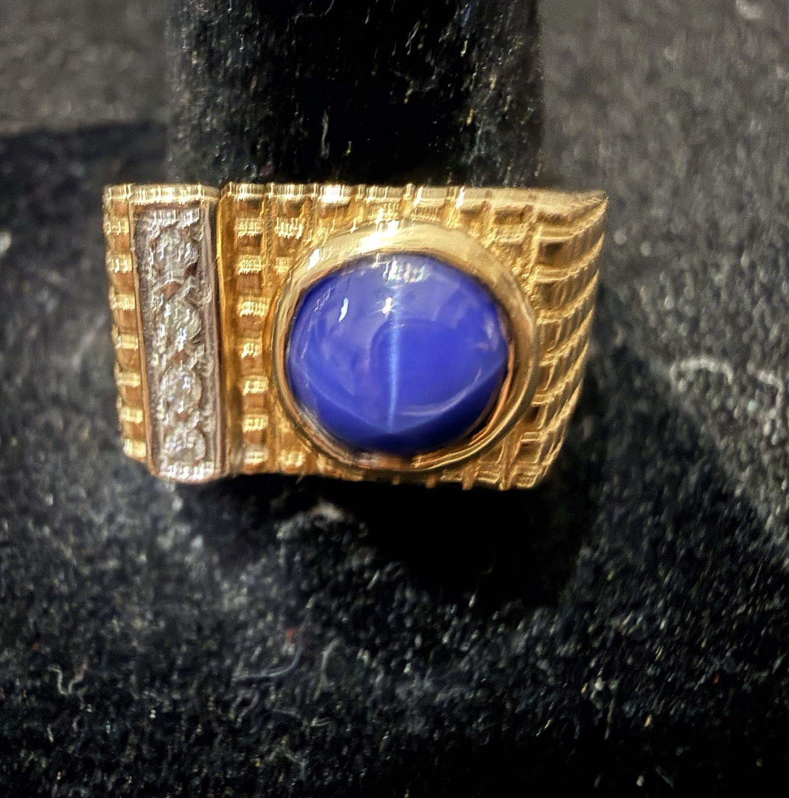 Vintage Men’s 14K Yellow Gold Linde Blue Star Sapphire Cabochon & Diamond Ring