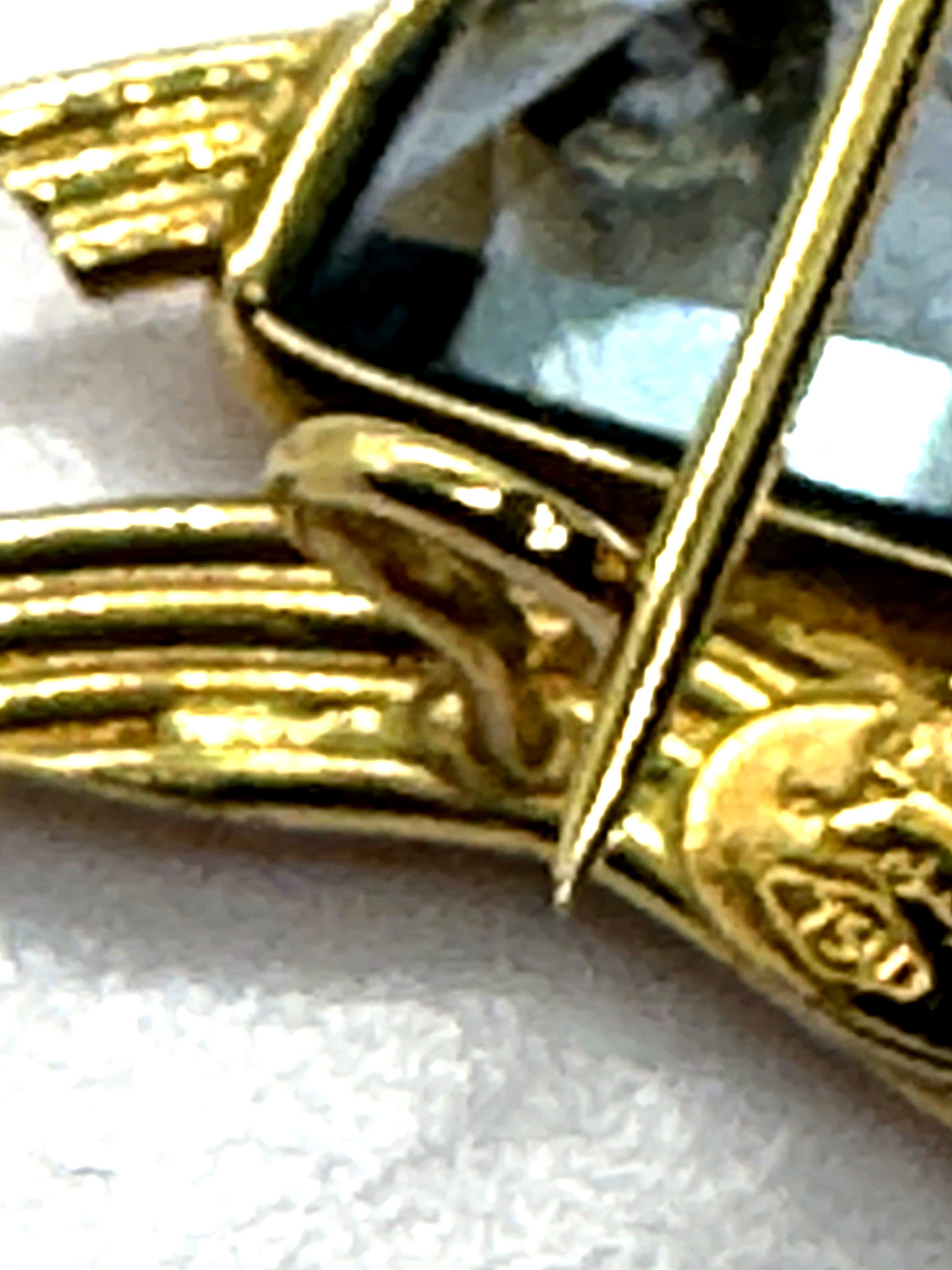 18k Le Gi Blue Topaz Fish Pin C Clasp little brooch with character 2.4 grams