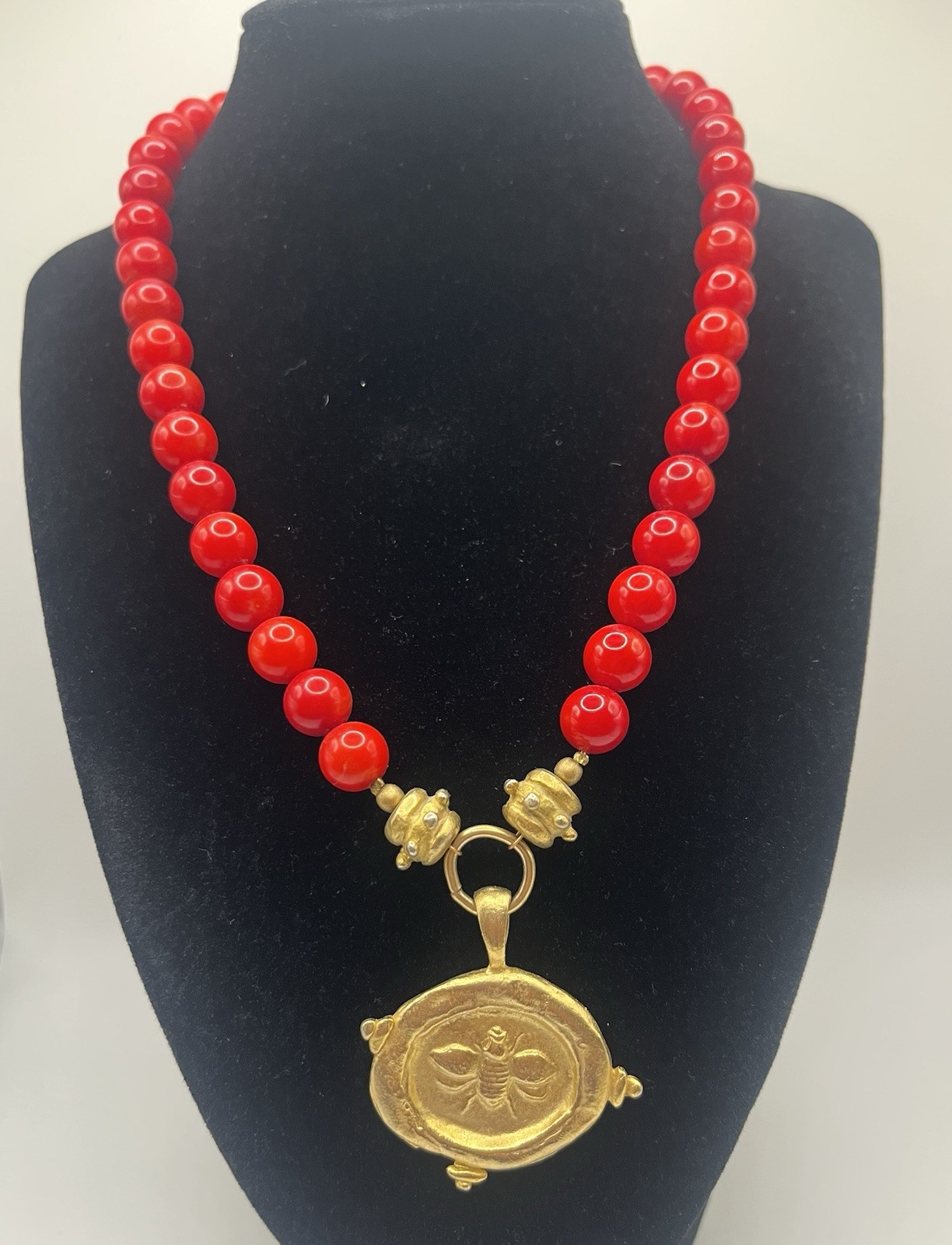 Susan Shaw Bee Medallion Red Glass Bead Necklace Gold Tone Statement 16-21”