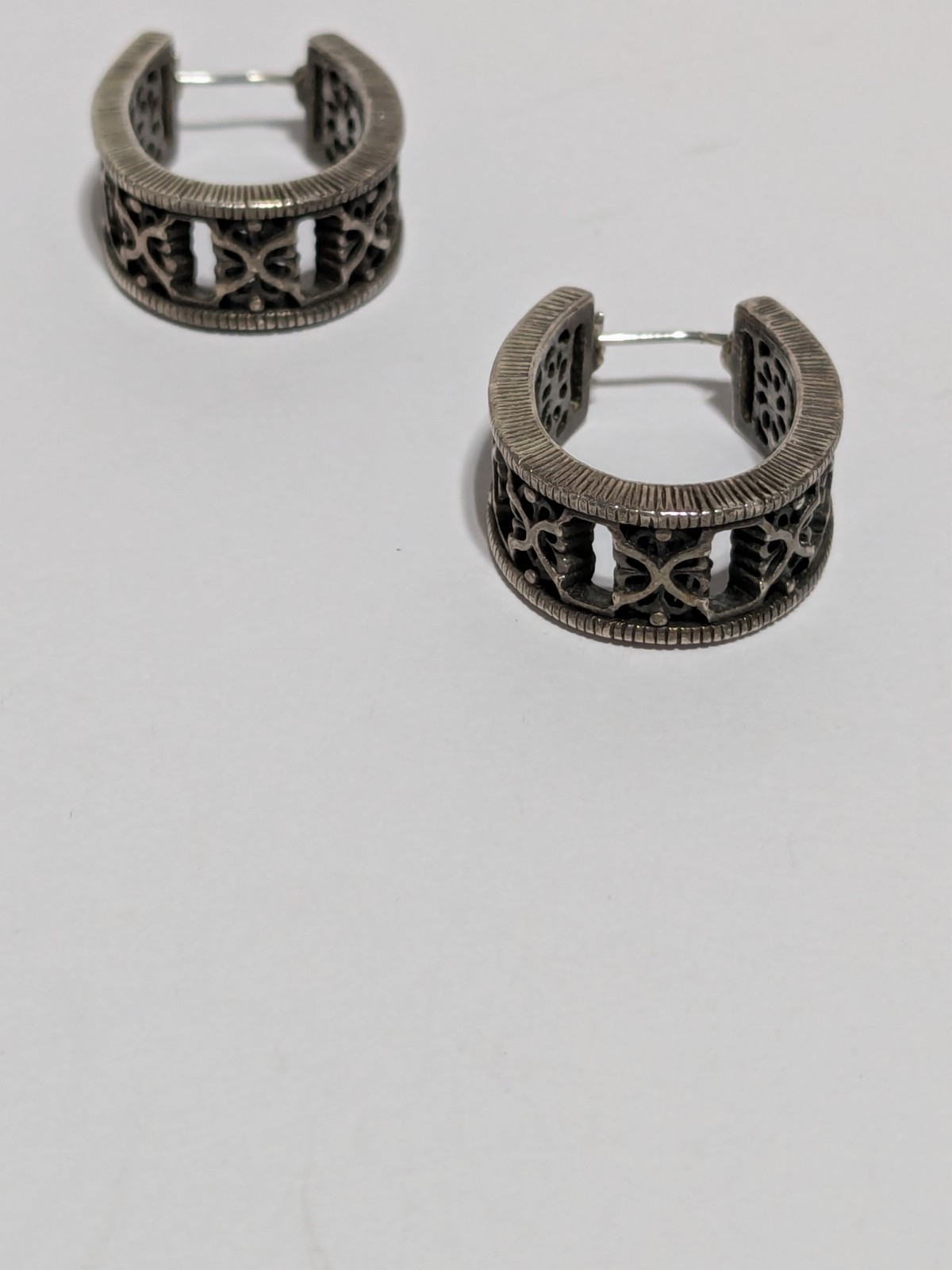 Silver Tone Oval Hoop Filigree Style Earrings 1″. Push Lock Closure. Textured.
