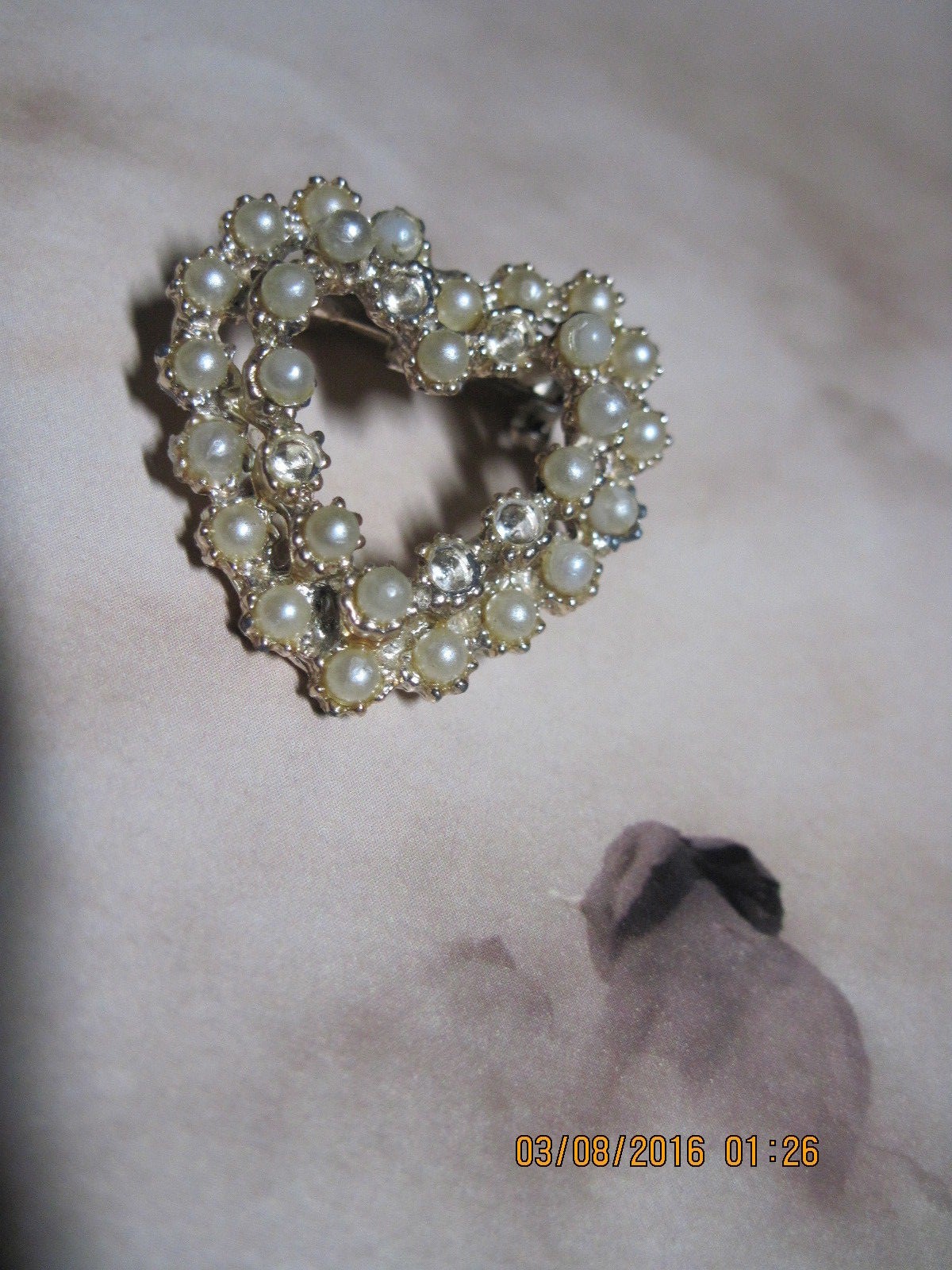 VINTAGE BEAUTIFUL SHABBY CHIC GOLD & FAUX PEARL DOUBLE HEART PIN ….#8956