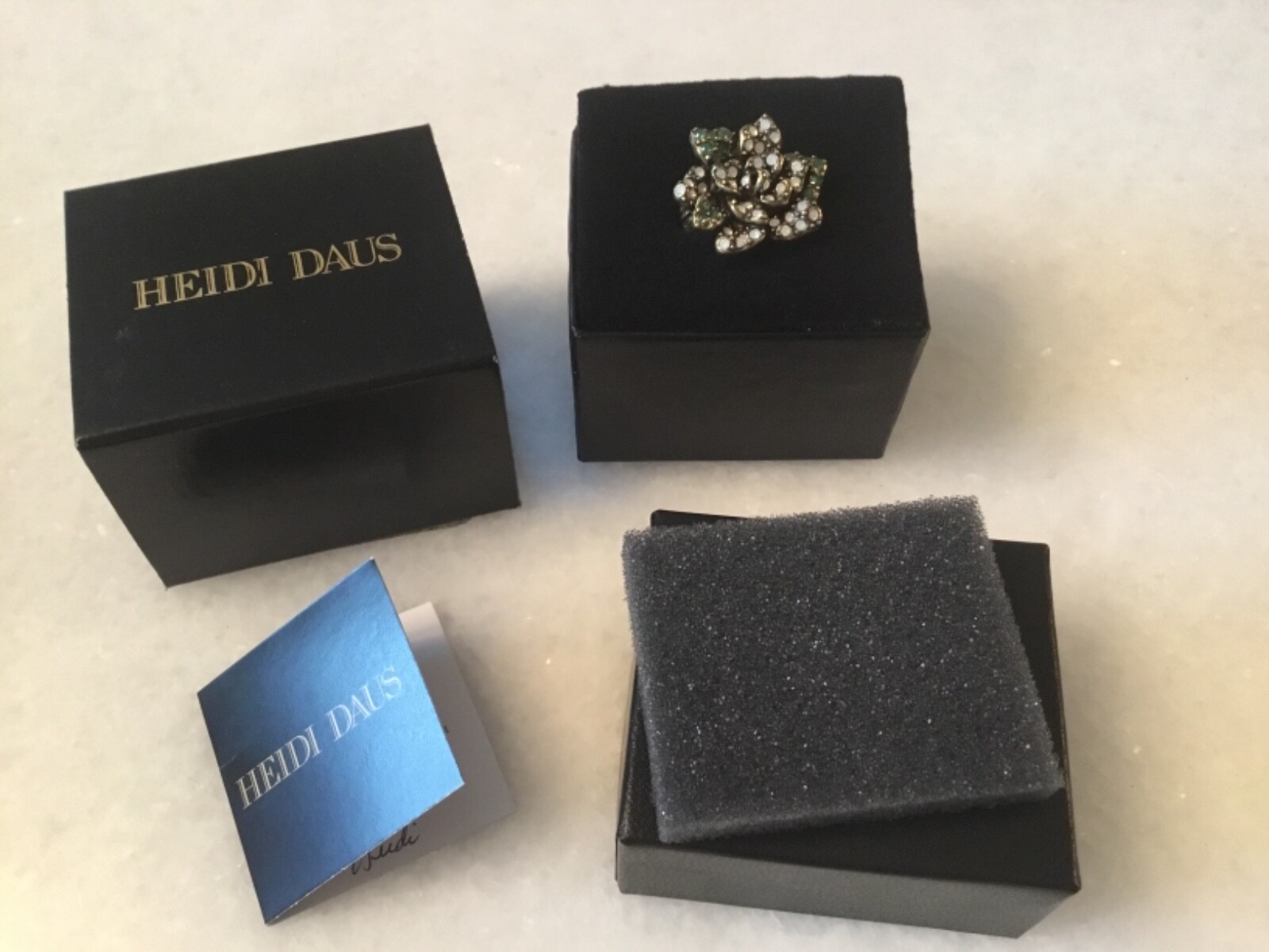 NIB AUTHENTIC SIGN HEIDI DAUS (5) EMERALD & OPEQUE WHITE CRYSTAL FLOWER RING N.R