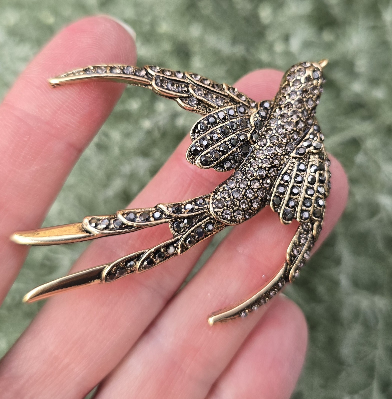 Exquisite gold Magnetic Swallow Bird Brooch. Nature, love, inspirational jewelry