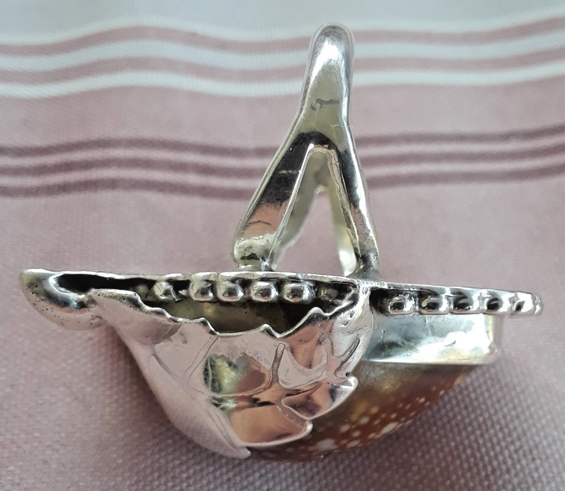 Native American Signed Sterling Silver Spotted Cowrie Shell Ring Size 18.5mm/8.5