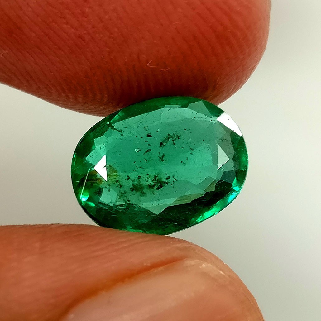 1.83ct Natural Emerald beautiful oval cut vivid green good luster gemstone