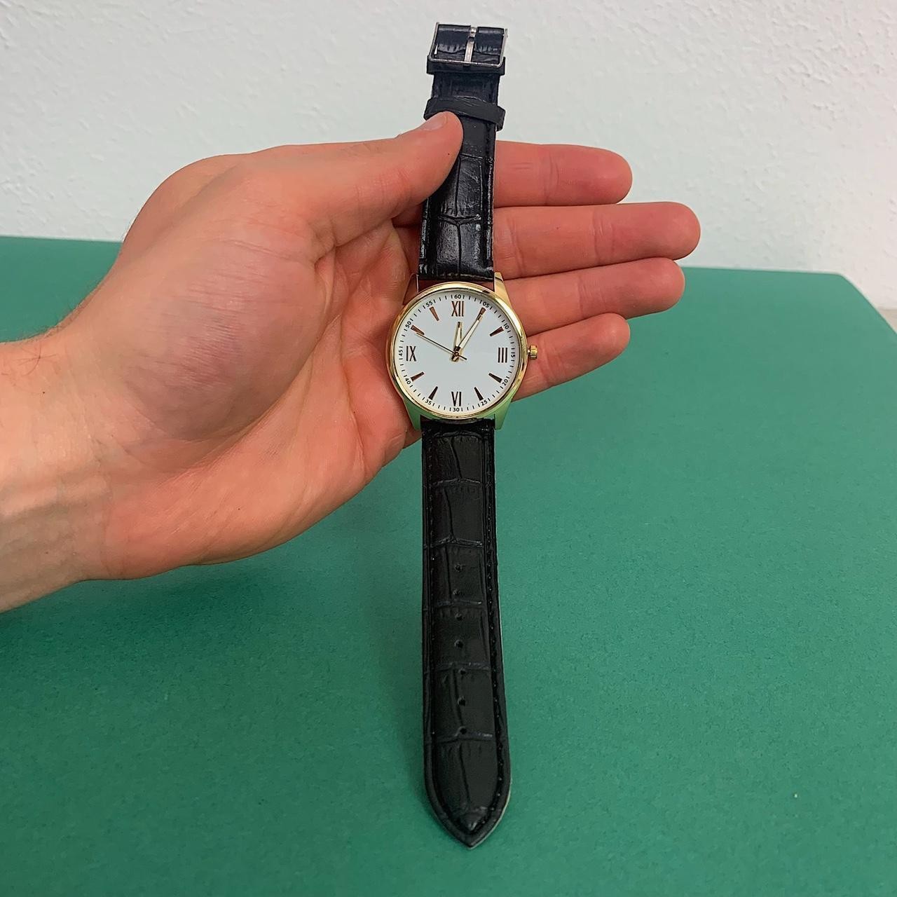 Minimalistic Black essential vintage 90s style gold and leather style band watch