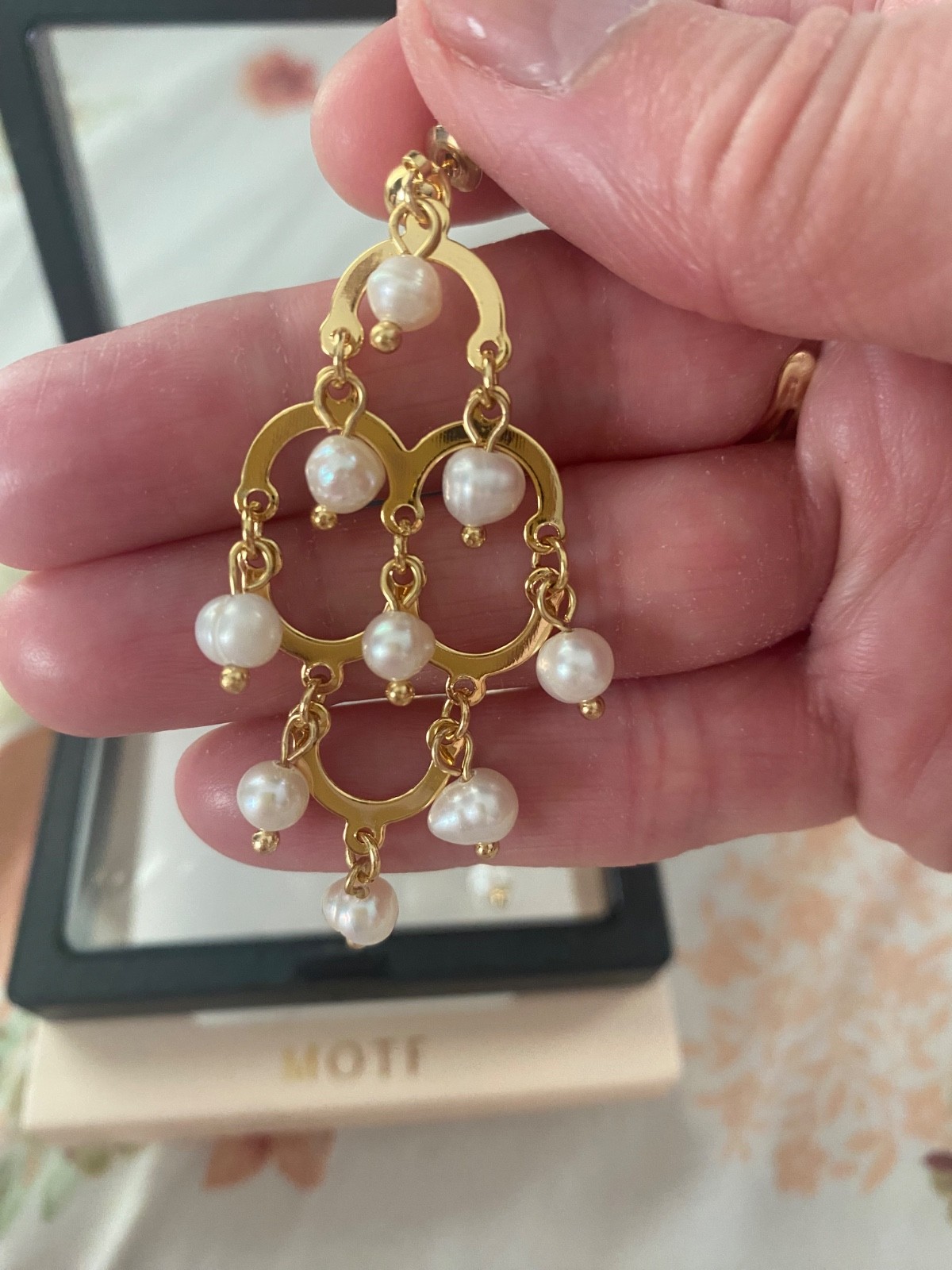 Motif Gorgeous Dangle freshwater pearl earrings