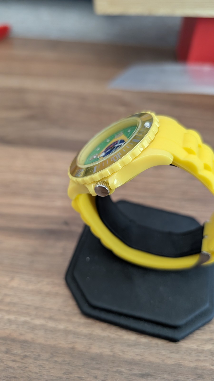 Yellow Brazil Flag Quartz Watch – Sporty Silicone Strap, Rotating Bezel
