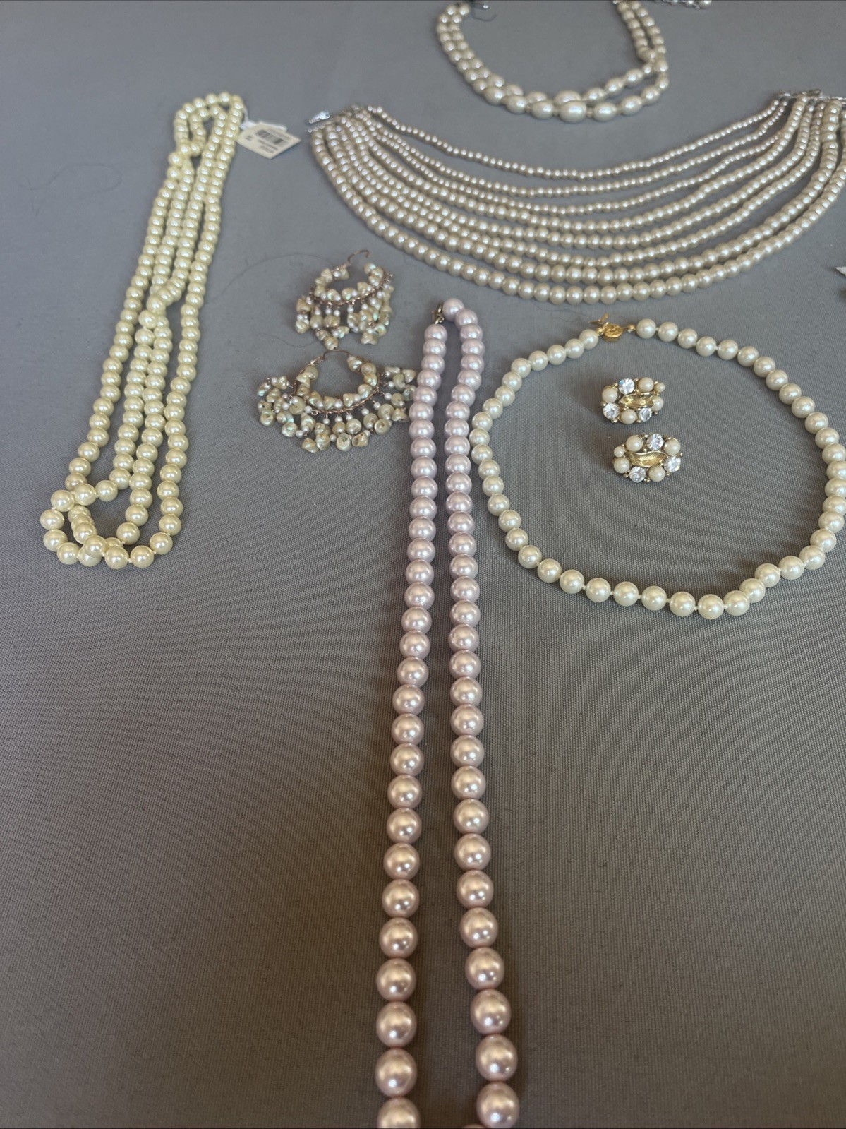 Costume Jewelry Pearls. 10 Necklaces,1 Bracelet,3 Earrings. All Items Are Used