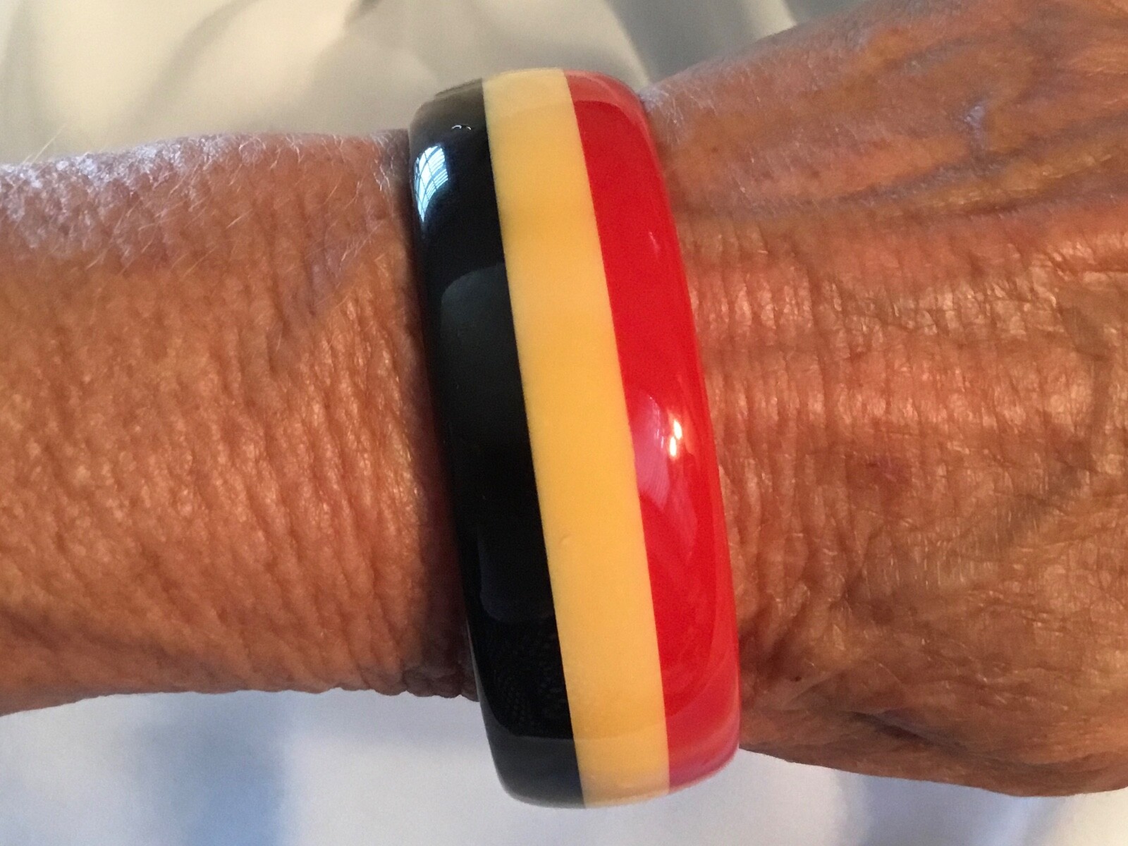 VINTAGE 3 COLOR LAYER STRIPED LAMINATE BAKELITE BANGLE BRACELET~BLACK YELLOW RED