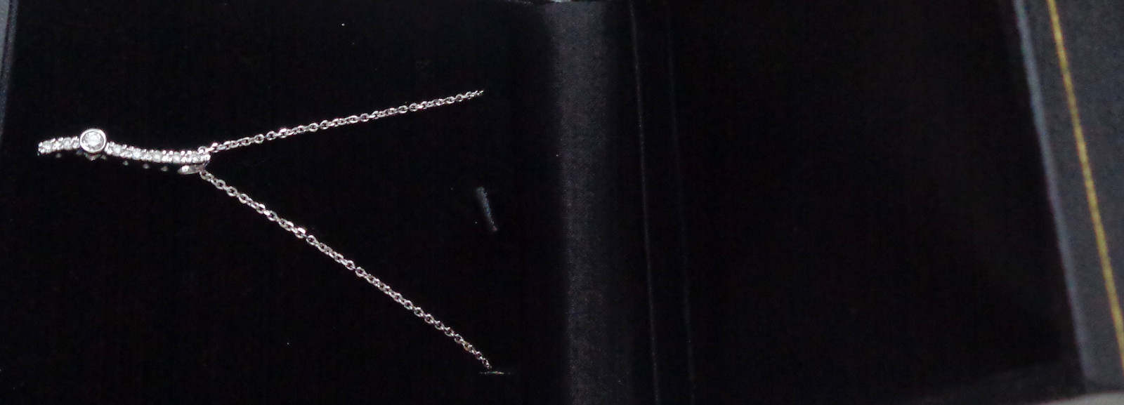 14KT WG DIAMOND PENDANT & 16″ WG CHAIN 8 DIAMONDS ON THE 1″ BAR