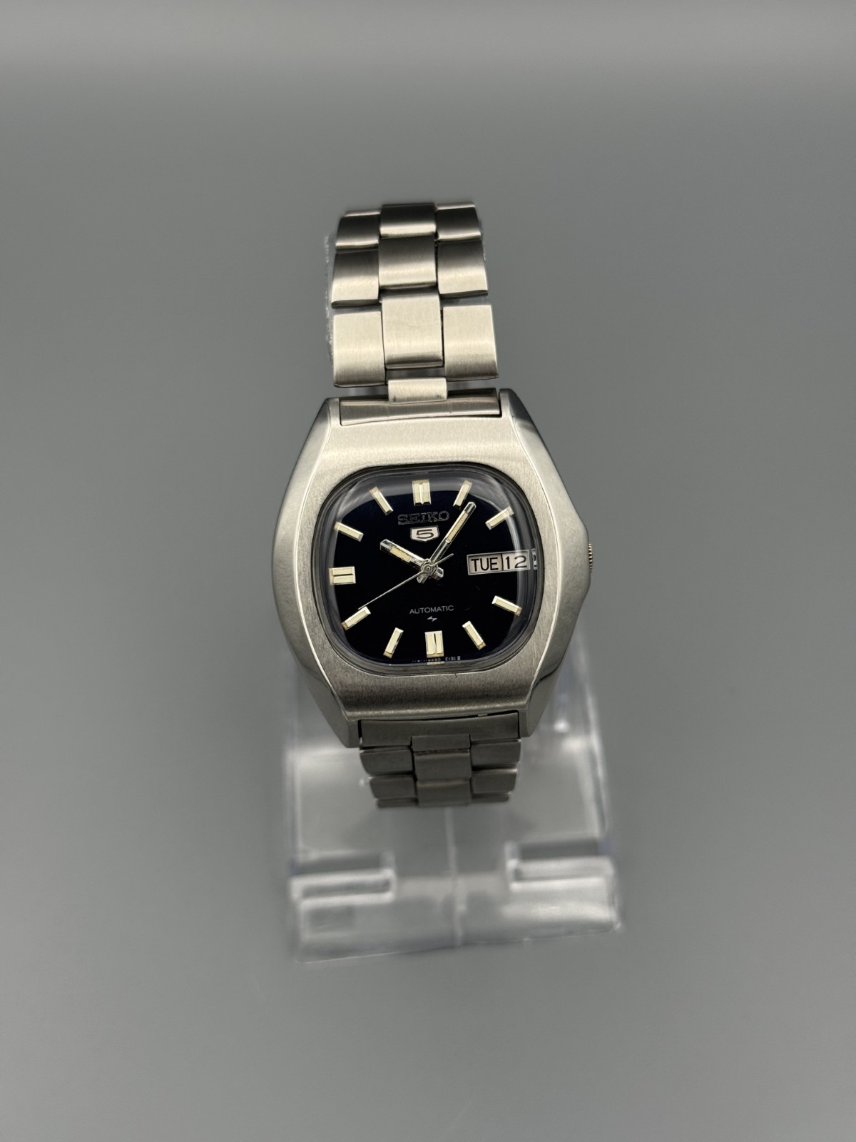 TV Shape Vintage Seiko 5 Automatic Black Dial Day/Date Men’s Wrist Watch Japan