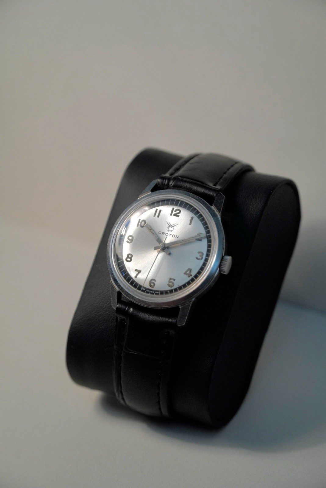 Croton Vintage Manual Wind 34mm Watch Silver Tuxedo Dial 17 Jewels Running