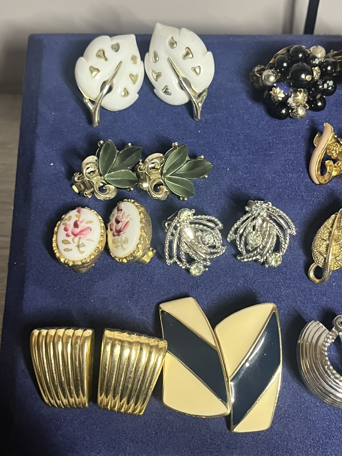 ESTATE JEWELRY 26 PAIR GOLD TONE CLIP SCREW BACK EARRINGS SIGNED/UNSIGNED