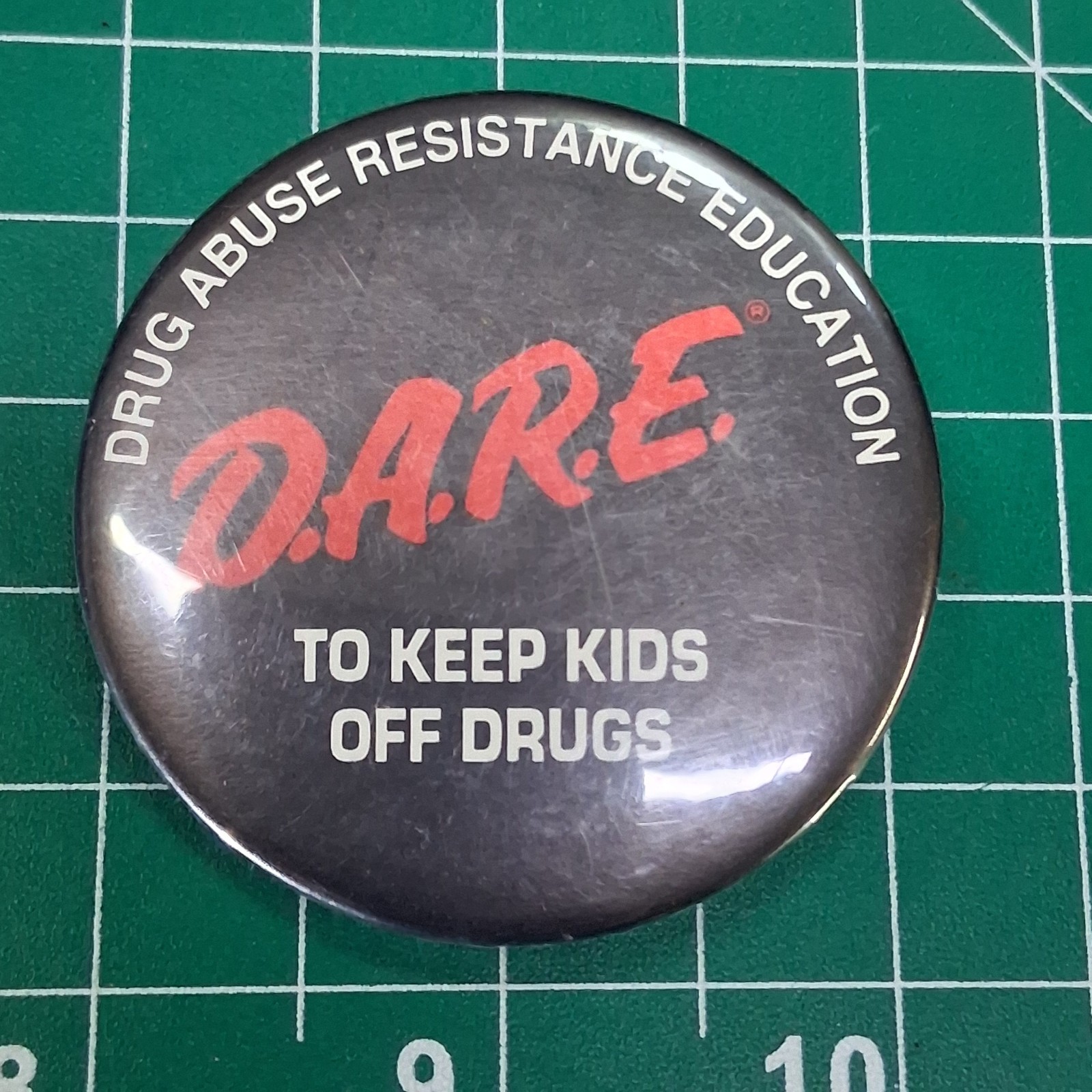 Vintage D.A.R.E. To Keep Kids Off Drugs Black Round Pinback Button Pin