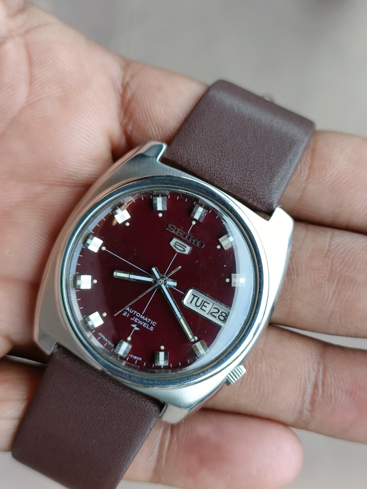 VINTAGE SEIKO 5 AUTOMATIC MAROON RED DIAL 7019-7110 JAPAN MEN WORKING CONDITION