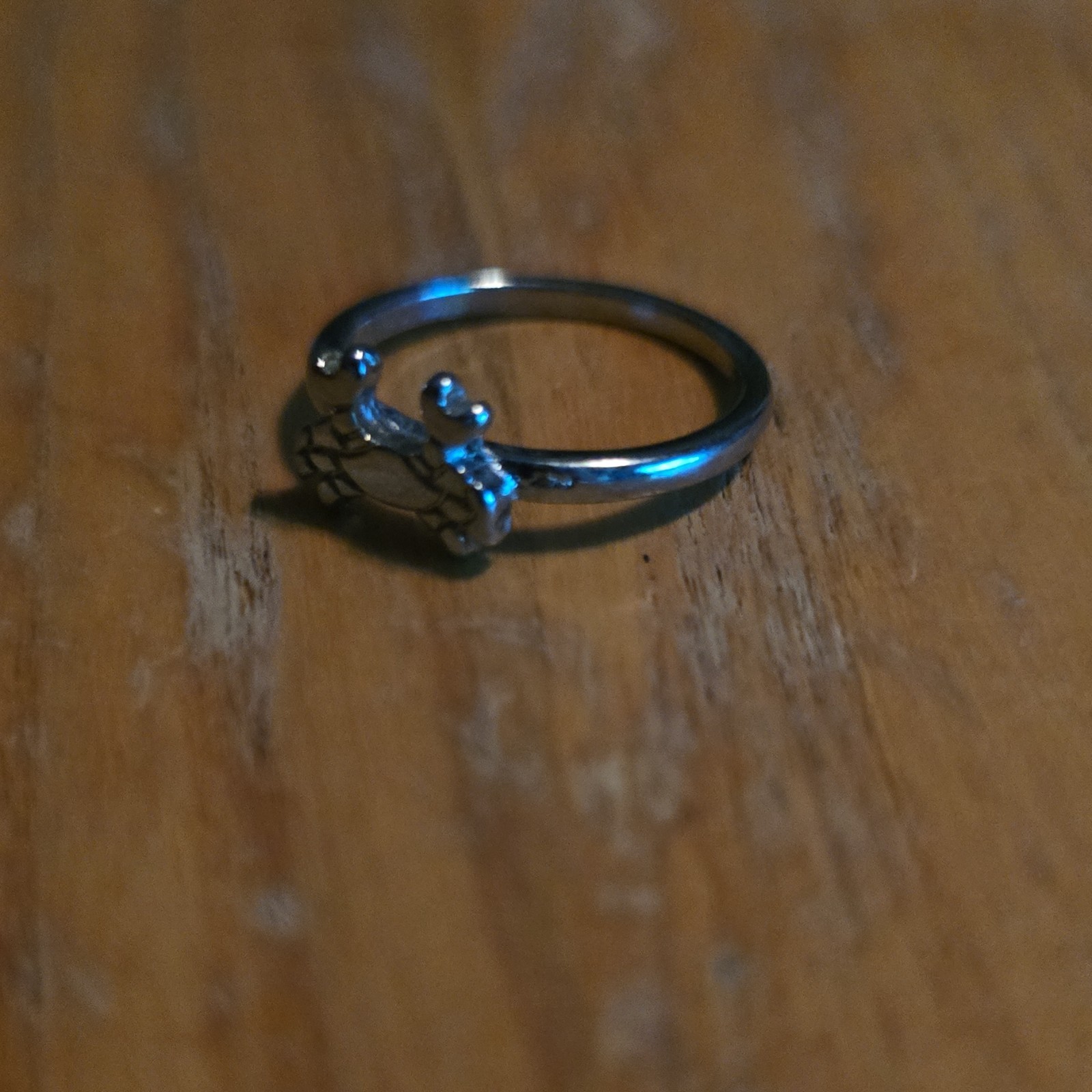 Silver Tone Metal Band Ring with Small Decorative Crab Detail Size 7