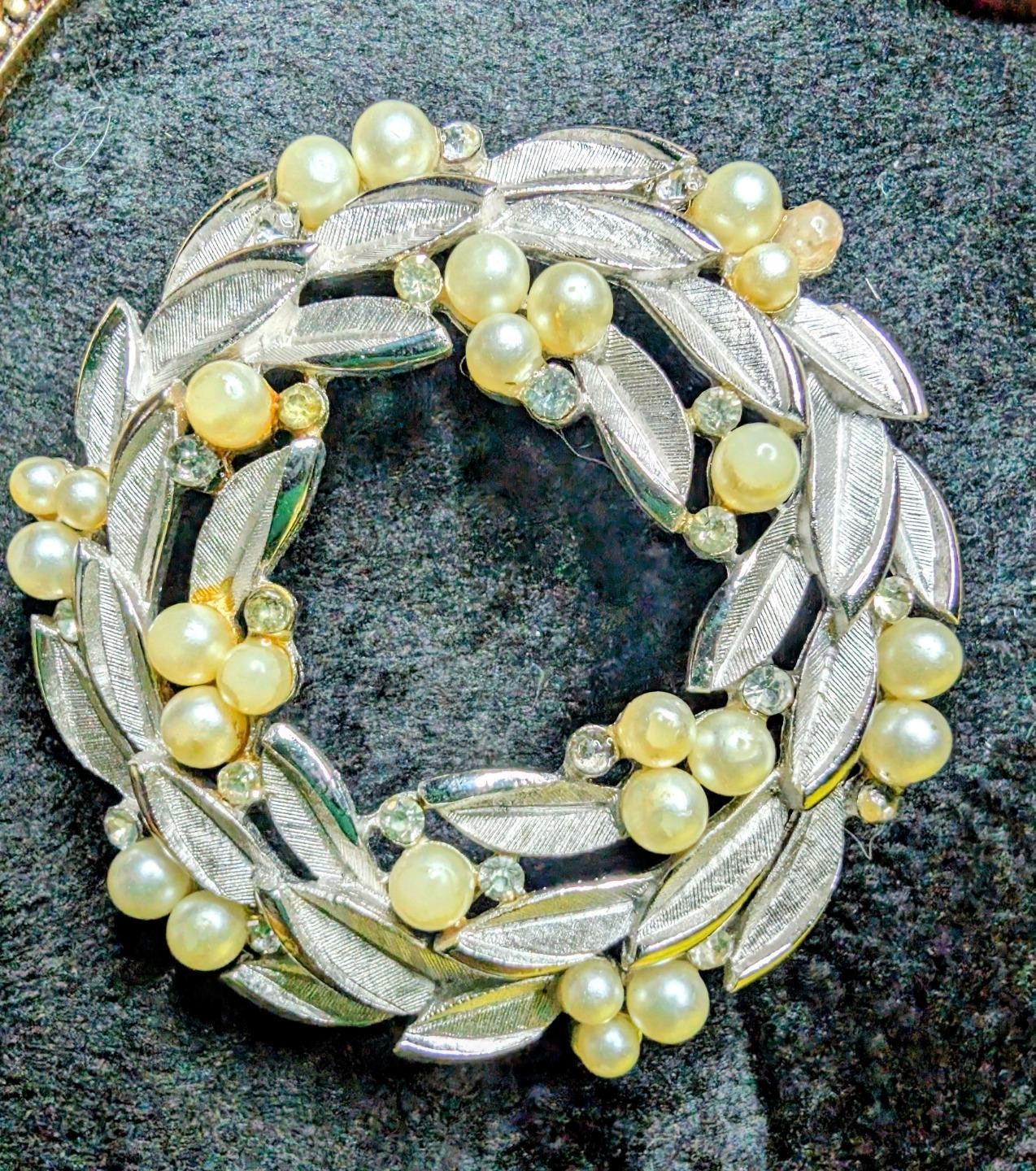 Vintage Trifari Pearl Rhinestone Leaf Wreath Brooch Signed © Mid Century Bling T