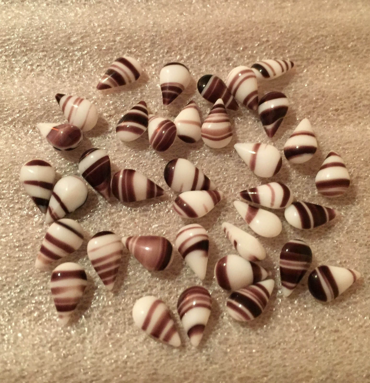 AL606 10x5mm white/eggplant pear shape glass stones,curved top,faceted back(36)