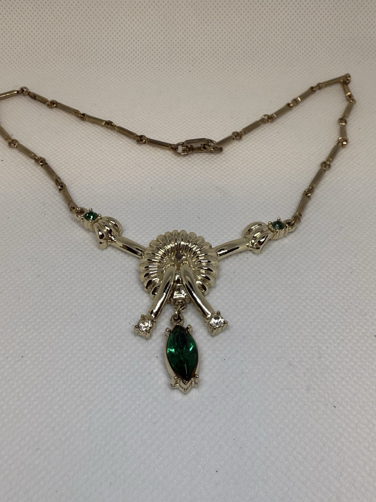 Vintage 40s-50s gold tone nesklatse, green rnestones accents 16in, Lock box