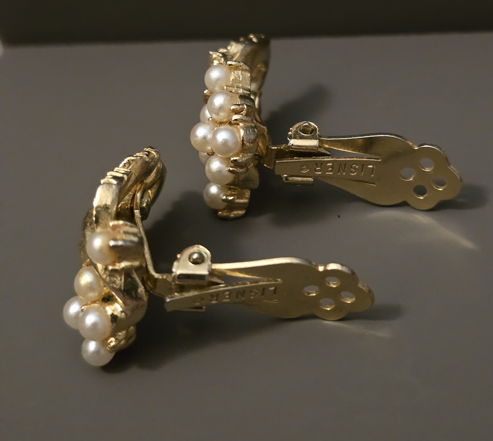 LISNER FAUX PEARLS GOLD GILTED LEAF DESIGN CLIP-ON EARRINGS-EC☆1.2″ L☆GORGEOUS