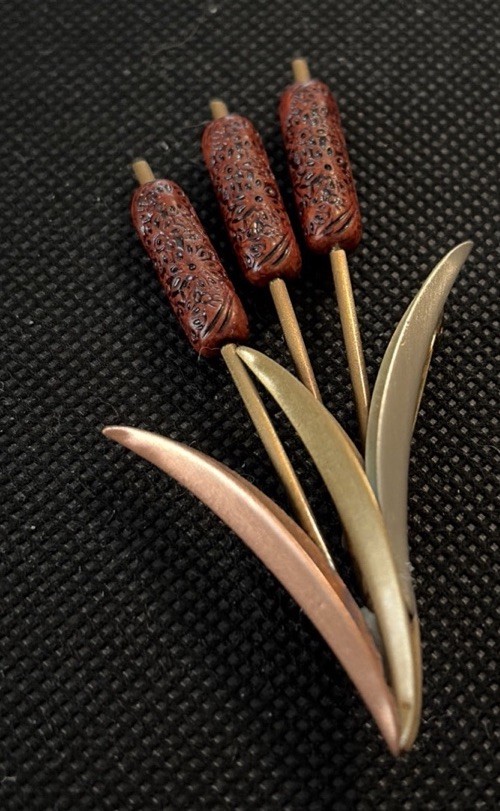 Vintage 3″ Reed Cattail Plant Tri-Gold Tone Lapel Pin / Brooch (3 Reeds)
