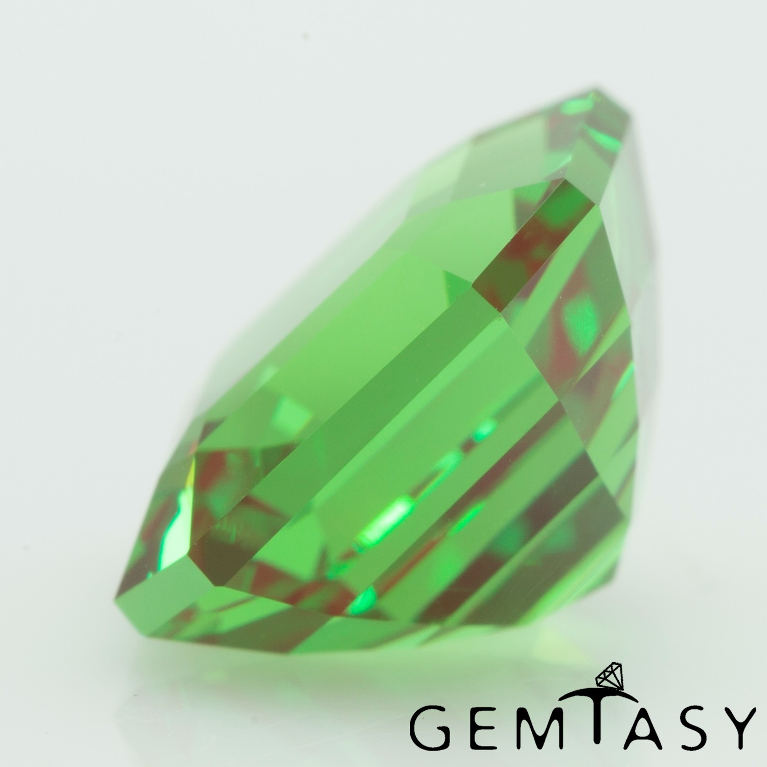 Cut stone – YAG Green-Red Czochralski (Pulled) lab grown, 9x9mm 5.18-5.42ct