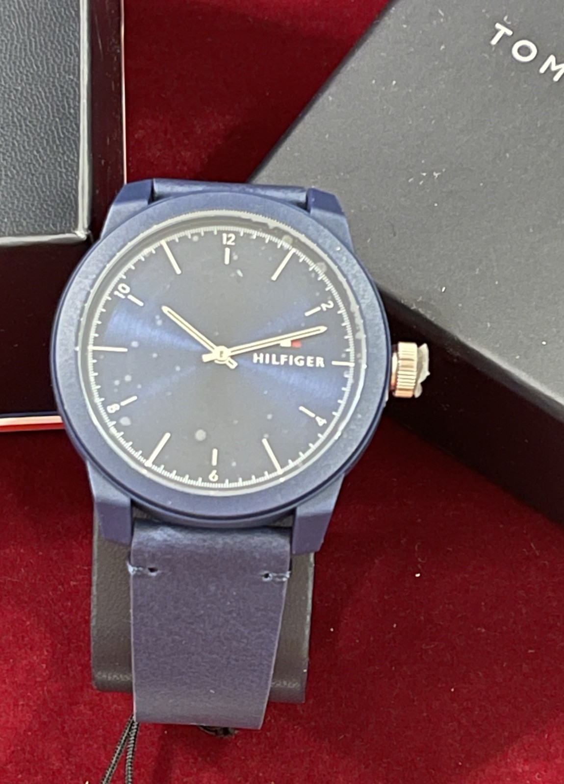Tommy Hilfiger 1710543 Men’s Denim Navy Dial with Navy Leather Strap Watch, 42mm