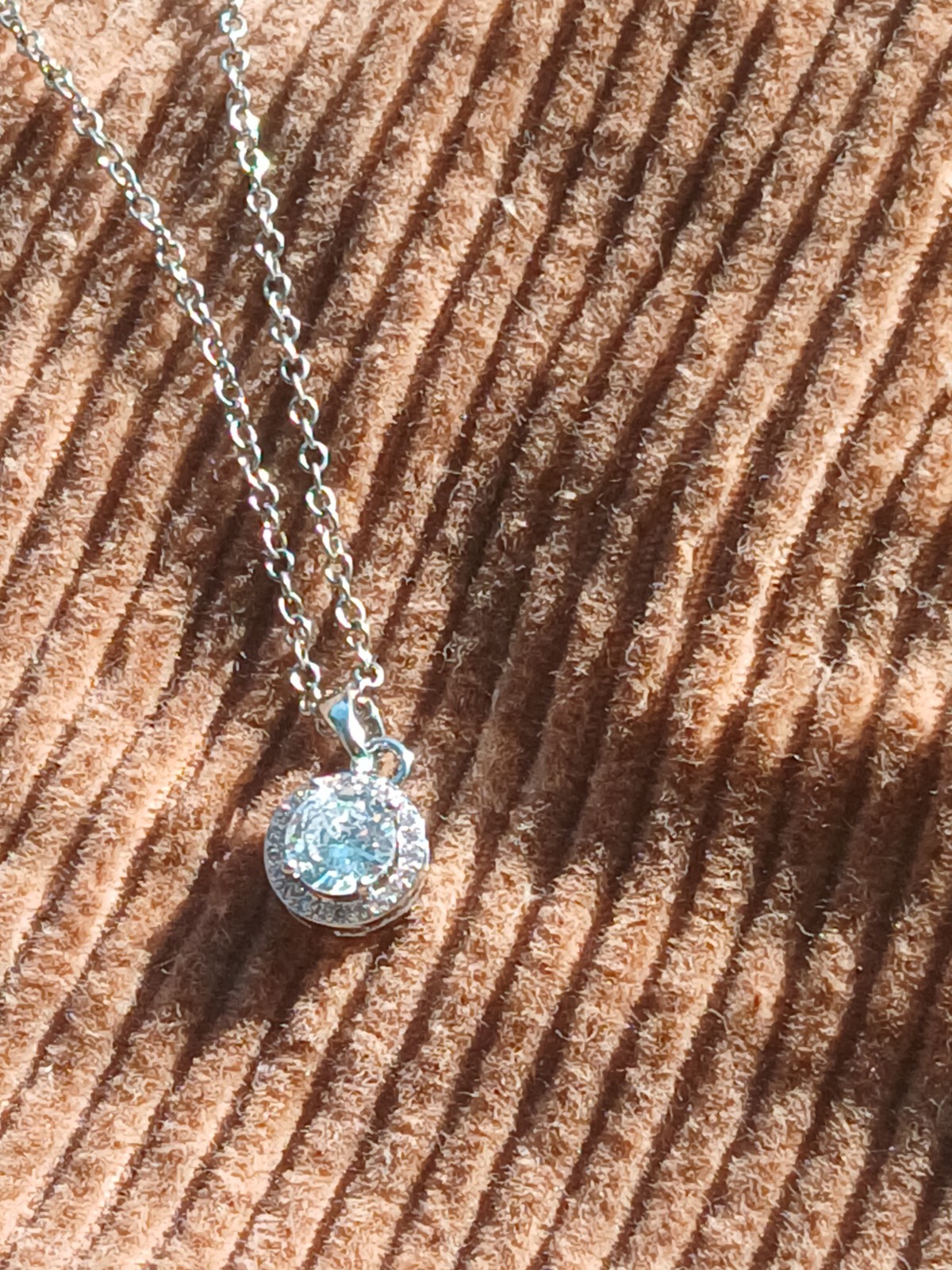 White glimmering Stone in Silvertone. Chain. Dainty Nice