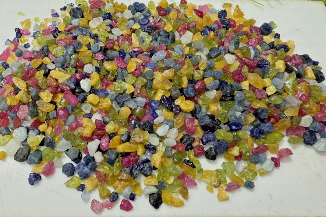 Extreme Quality Multi Sapphire Rough, Heated Treated Rough 3 To 5 MM – 200 Ct