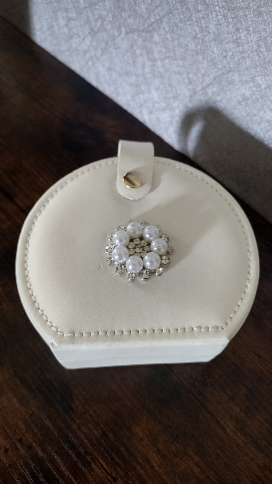 White Faux Leather Round Travel Jewelry Case Zip-Around Fabric Lined Organizer