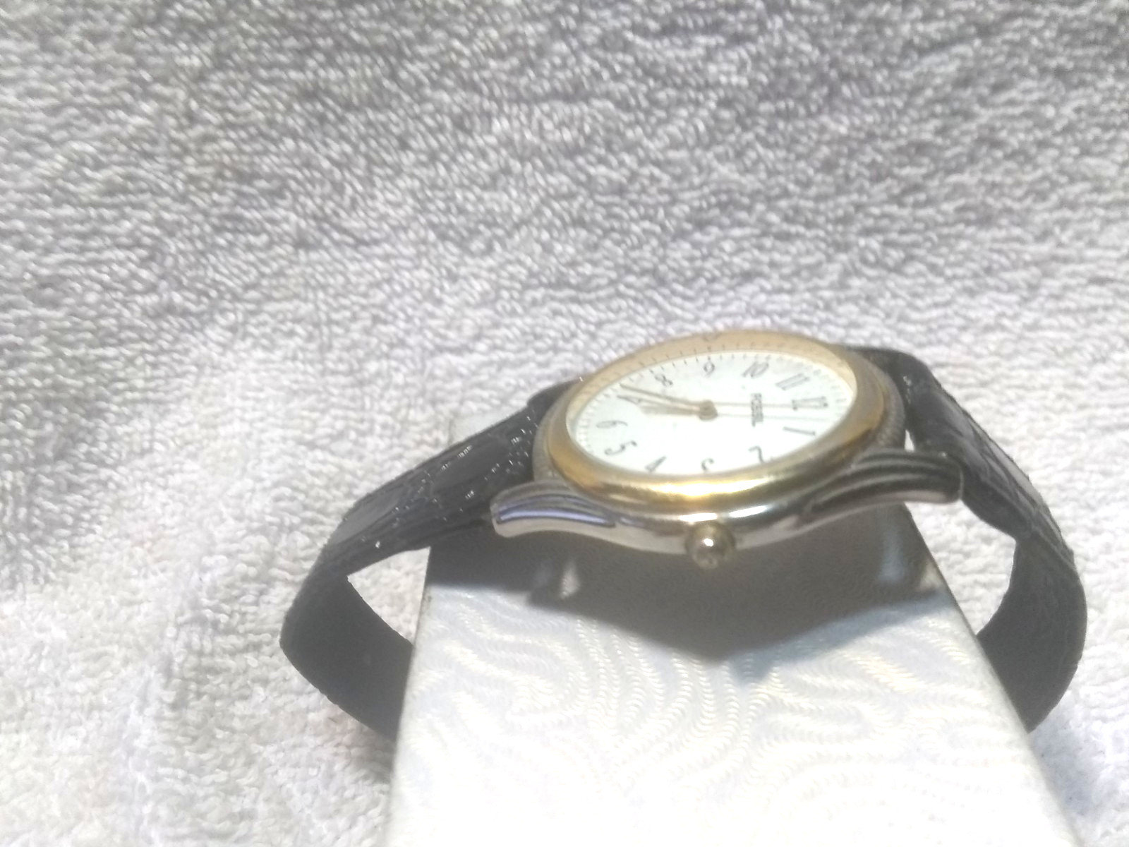 Fossil Authentic EC-8734 Quartz Watch White Dial Black Leather New Bat Works !!!