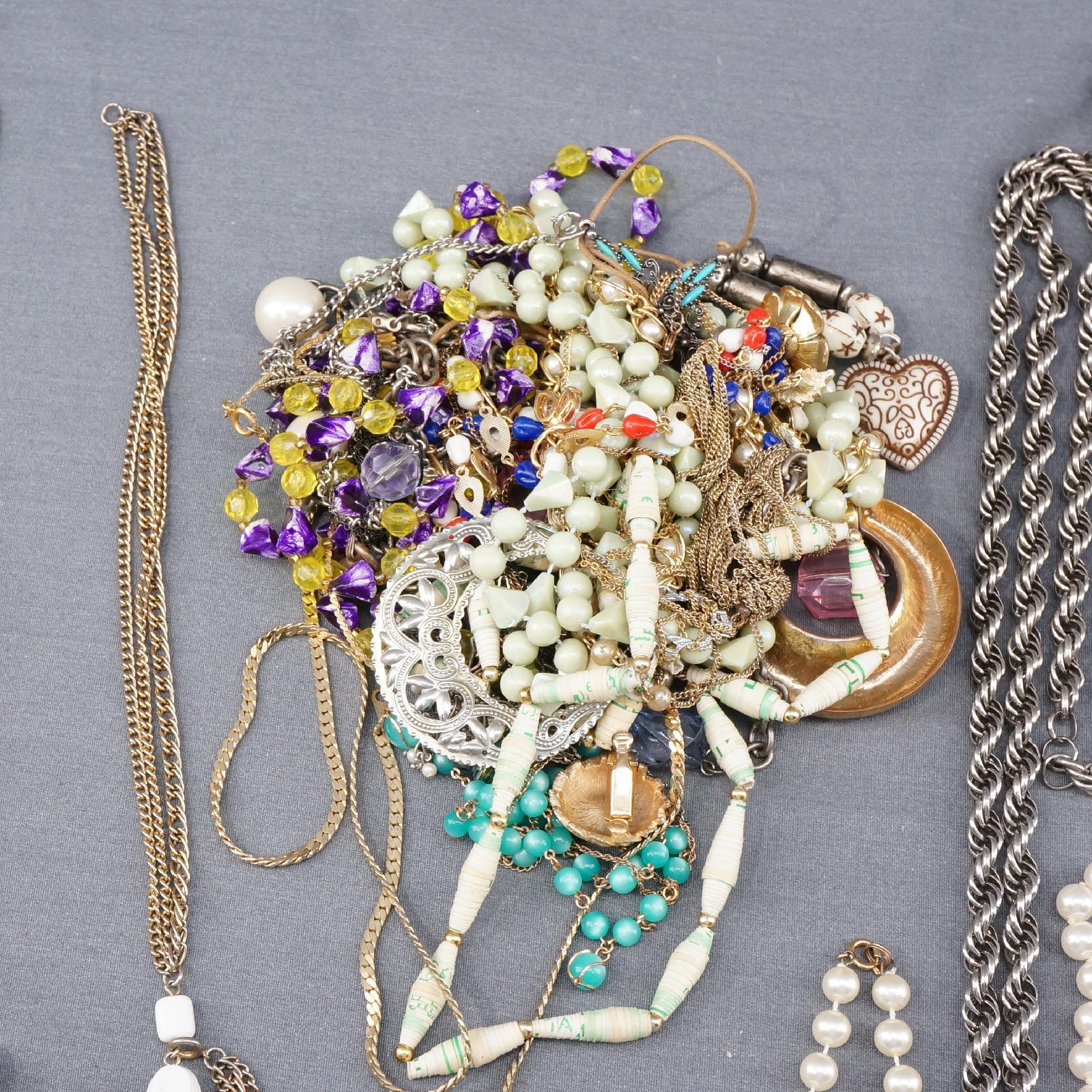 Lot of 4lb 10oz Vintage/Modern Mixed Costume Jewelry Necklaces Chokers 50+ pcs