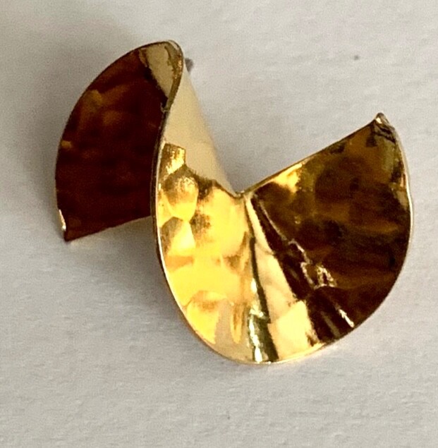 WOMENS UNBRANDED PIERCED EARRINGS, GOLD TONE HAMMERED METAL, INTERESTING DESIGN