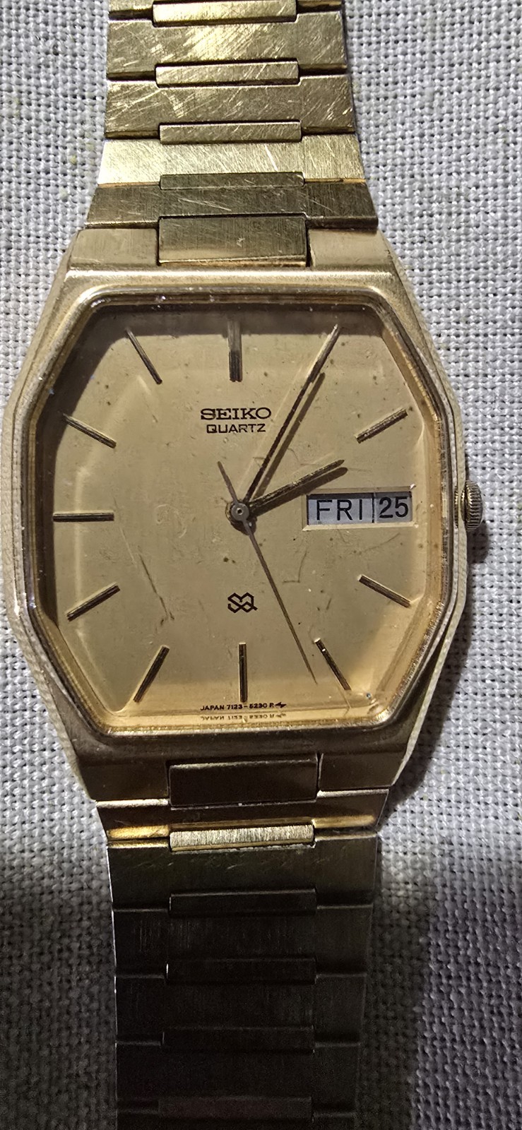 Vintage Seiko Quartz 7123-5239 Gold Tone Day Date Watch Runs Great Japan