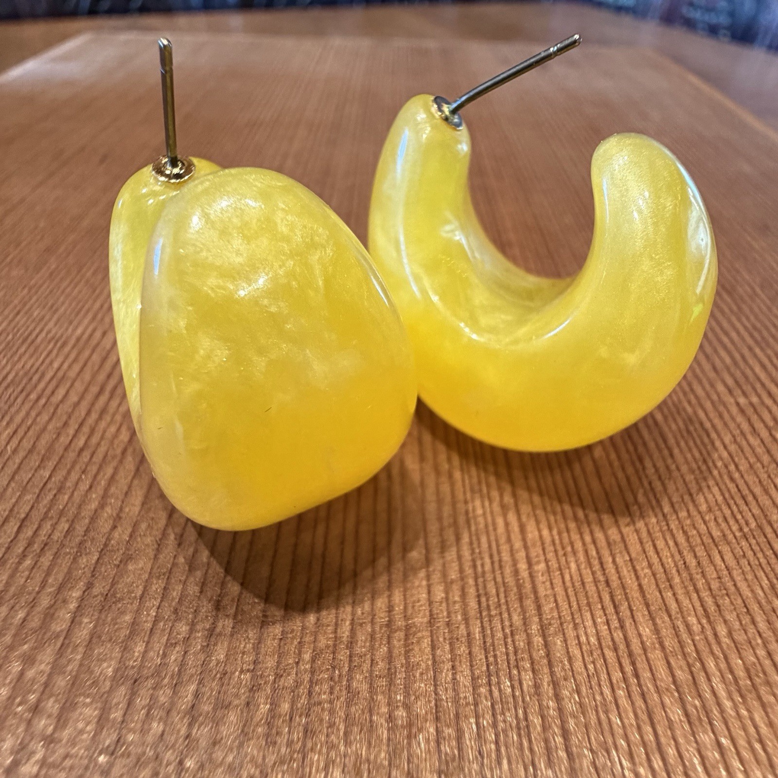 VTG Yellow Marbled Plastic Resin Chunky Huggy Hoop Earrings Crescent Statement
