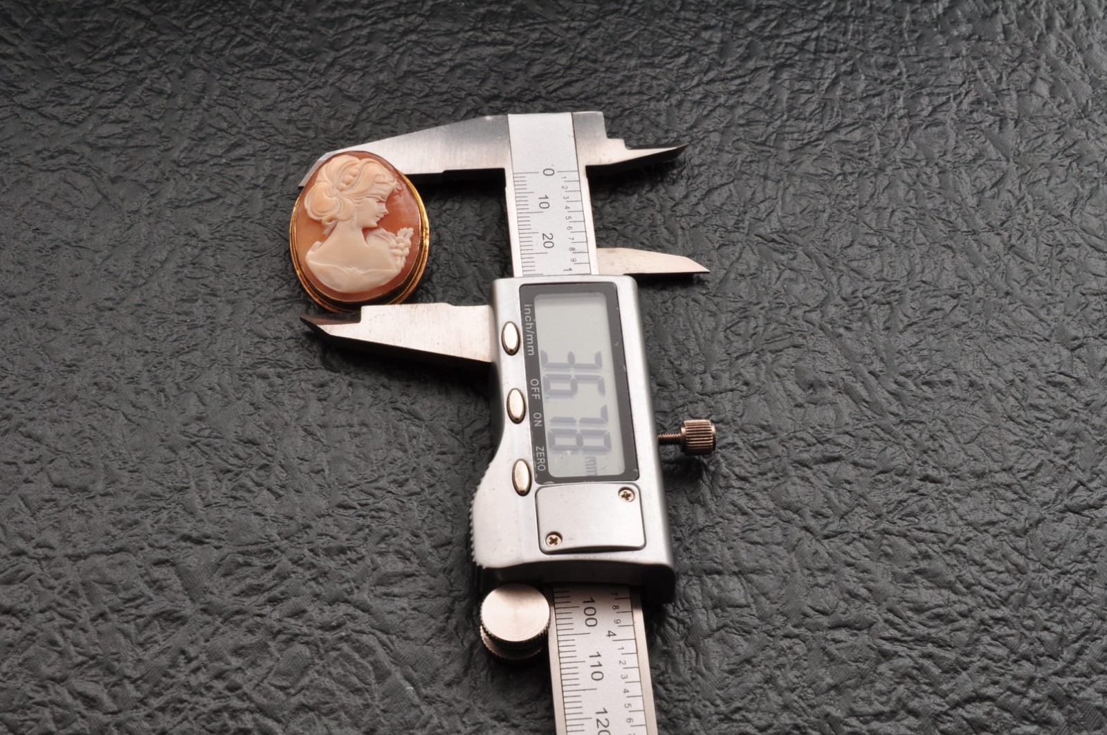 3 items vintage 925, 800 silver oval shell cameo brown and white (Total 75.5ct).