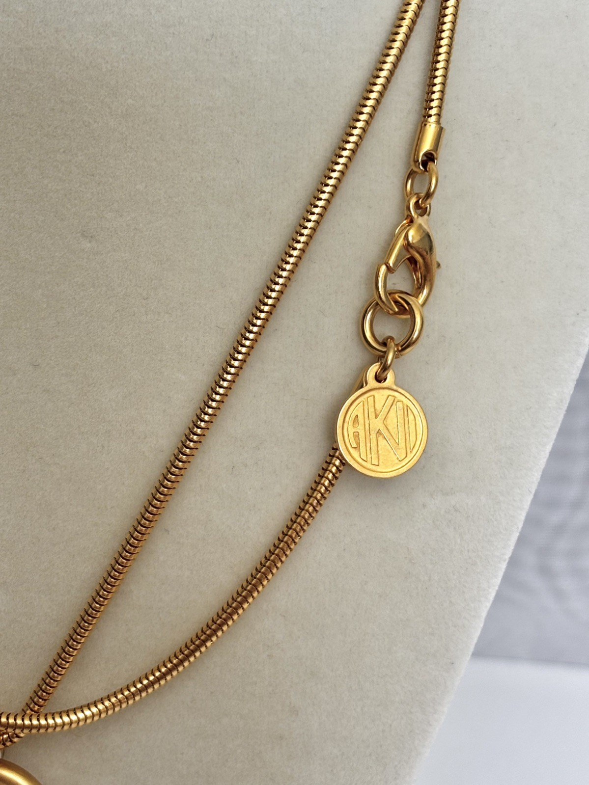 VTG Anne Klein Satin/Matte Gold Abstract Open Swirl Pendant Necklace 34” Chain