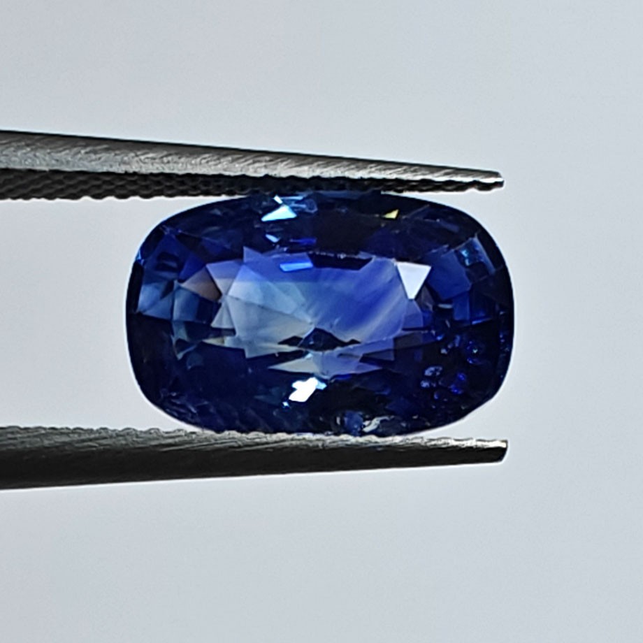 Certified 2.05ct Natural Ceylon Sapphire “Corn flower blue” top color luster gem