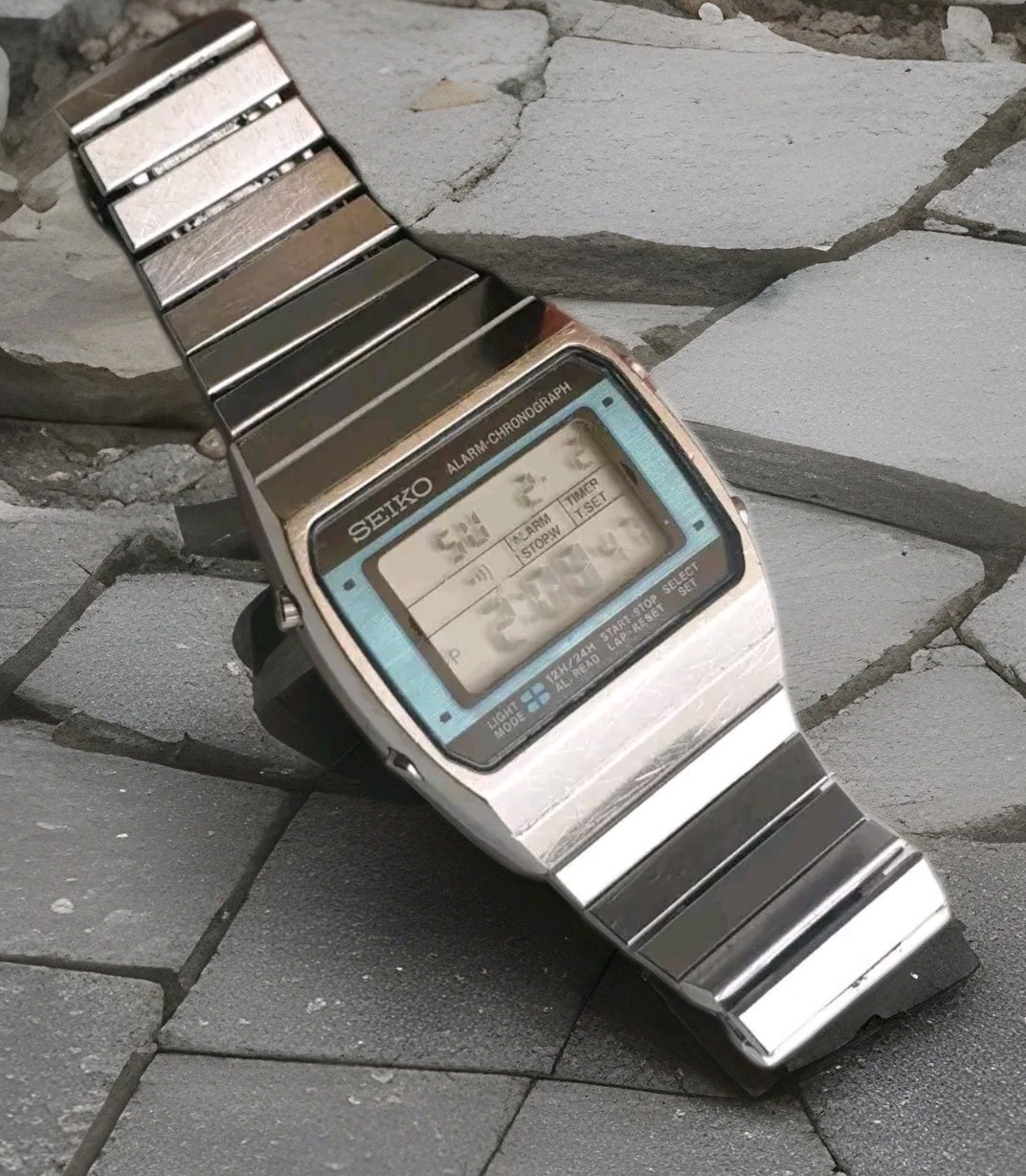 SEIKO QUARTZ A939-5010 ALARM CHRONO DIGITAL LCD DISPLAY VINTAGE.