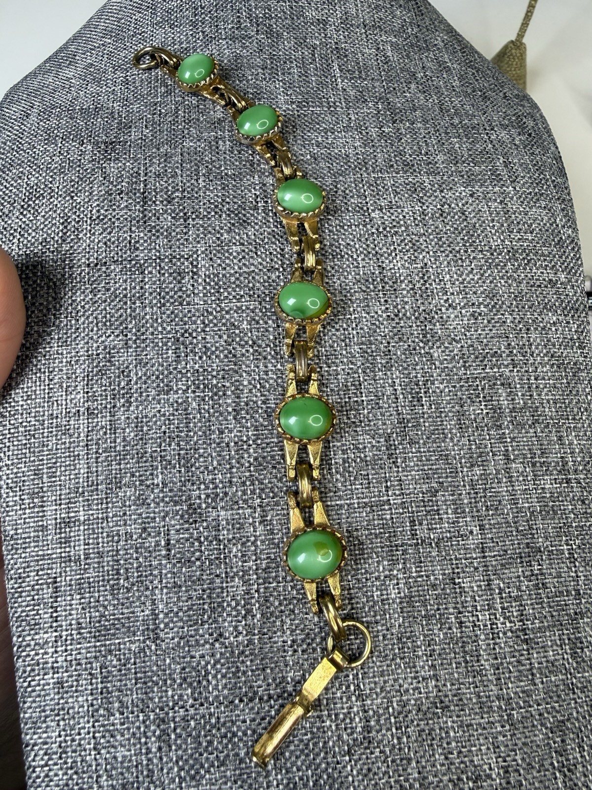 Green oval glass cabochons bezel set & gold tone link bracelet 6.5”