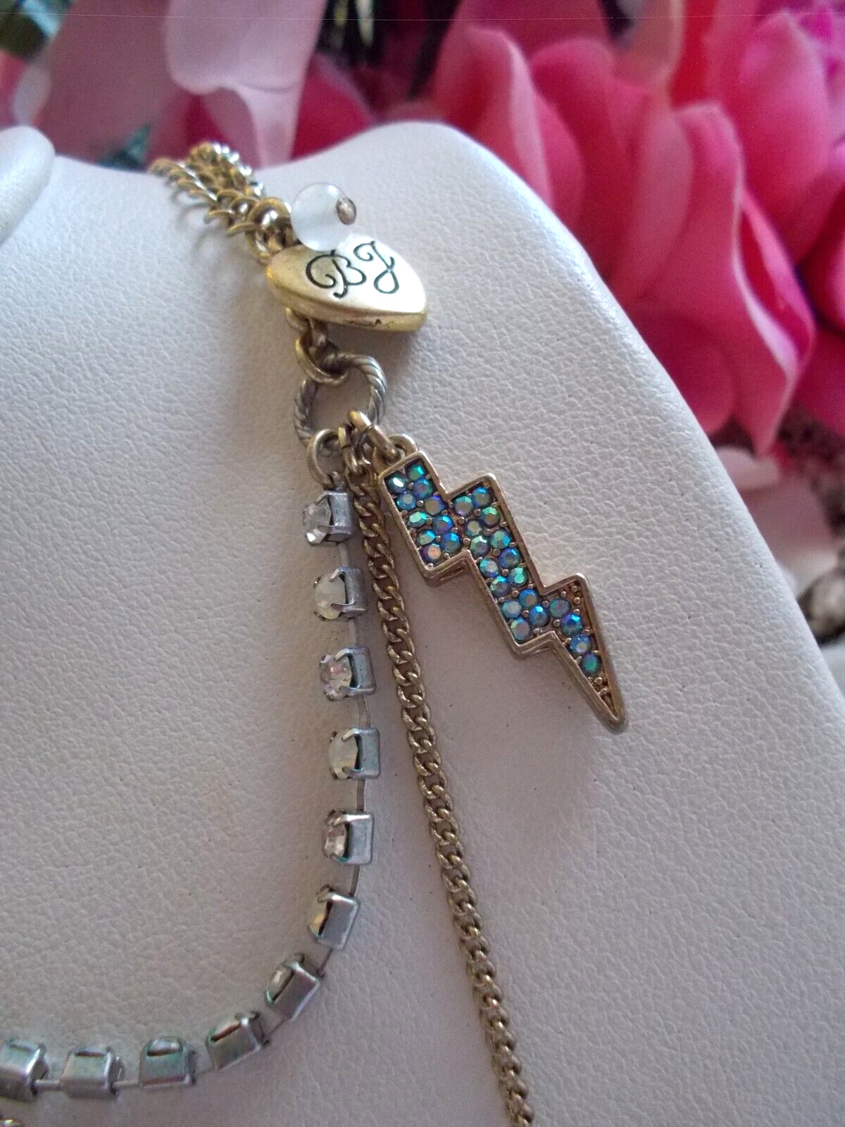 BETSEY JOHNSON LOVELY BLUE HEAVEN’S TO BETSEY PAVE CRYSTAL INLAY BOW NECKLACE
