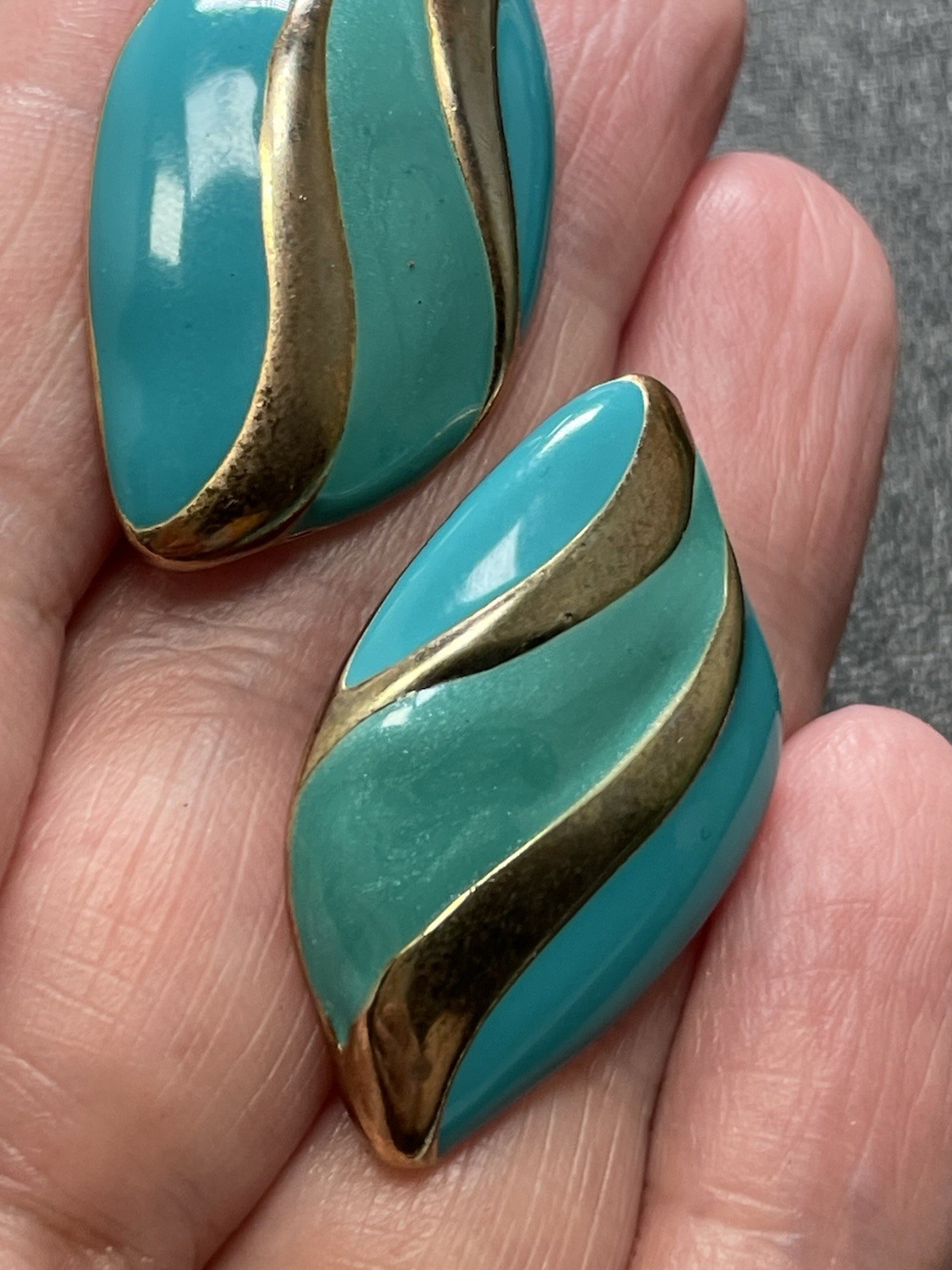 Vintage 1.4” Blue & Green Enameled Gold Tone Abstract Drop Earrings