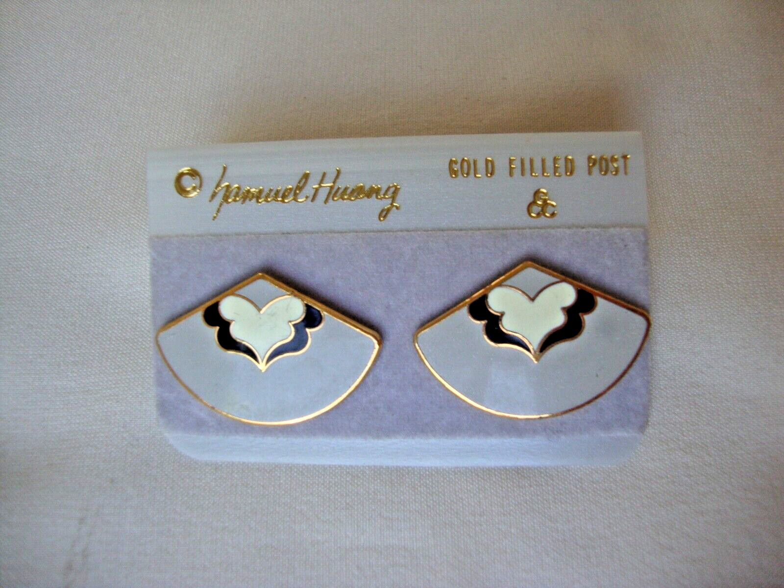 VINTAGE SAMUEL HUANG SIGNED DESIGNER CLOISONNE FAN WHITE BLACK & GRAY EARRINGS