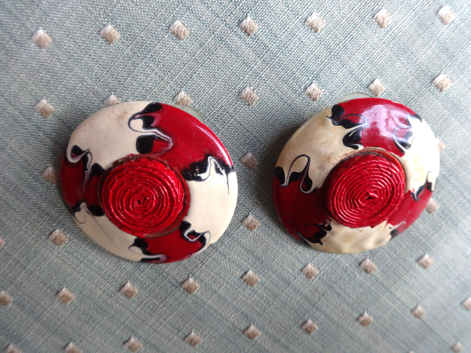 VTG DISC BUTTON ABSTRACT BRUTALIST ETHNIC RED BLK WH PIERCED EARRINGS GOLD TONE