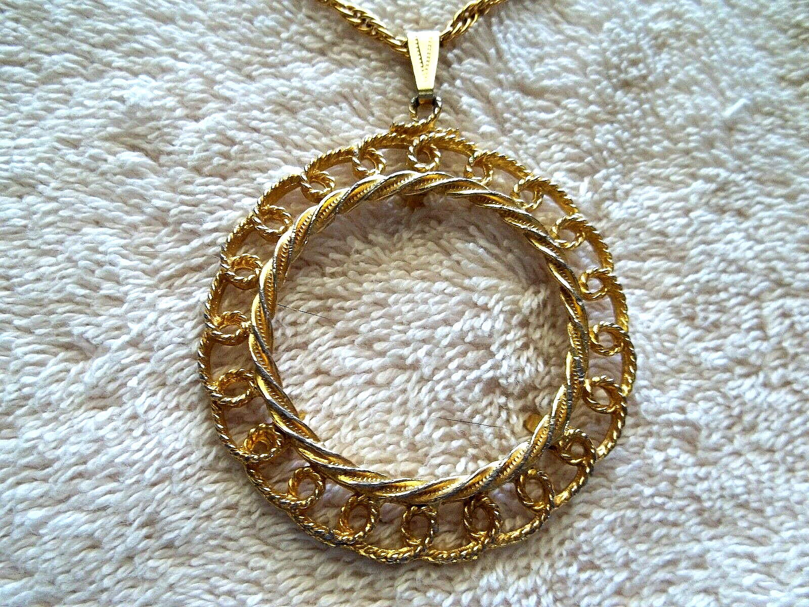 Vintage ROMA Pendant/Picture Frame Holder, Gold Tone Metal, Detailed